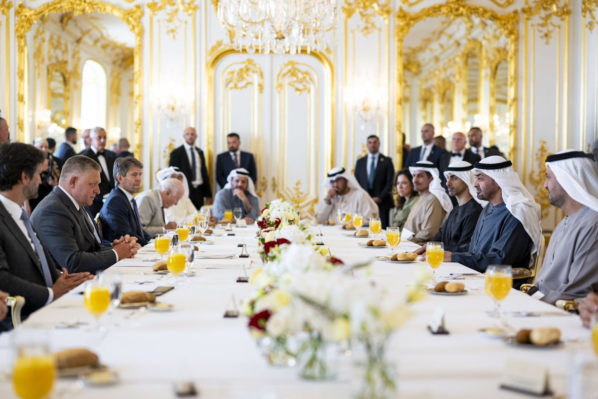 gang_uae's tweet photo. خلال زيارة عمل سموه إلى سلوفاكيا .. 

رئيس الدولة الشيخ #محمد_بن_زايد يبحث مع رئيس وزراء #سلوفاكيا علاقات التعاون والتطورات الإقليمية 🇦🇪🇸🇮 https://t.co/WngeJEjFhH