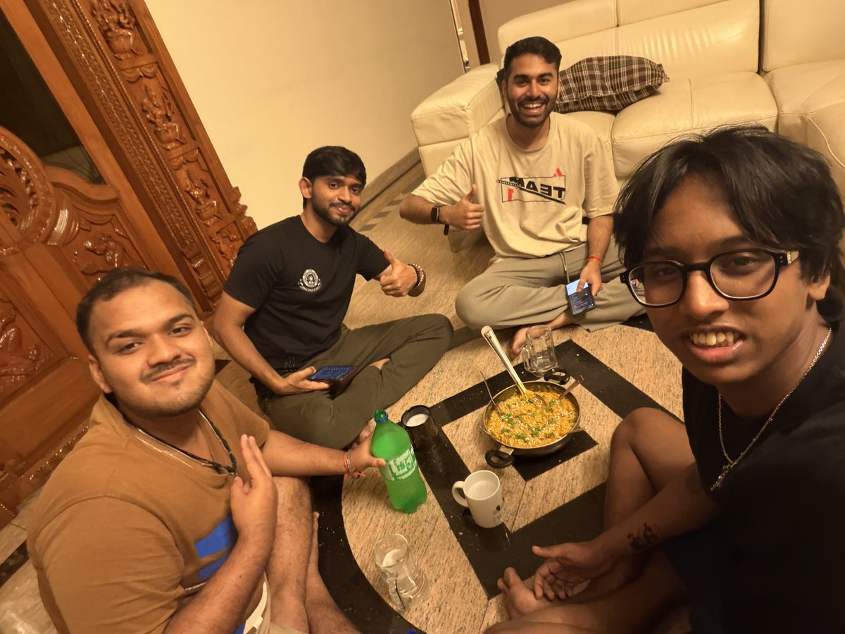 amitnxtdoor's tweet photo. avg hacker house at 3am https://t.co/ICqAhdCXxz