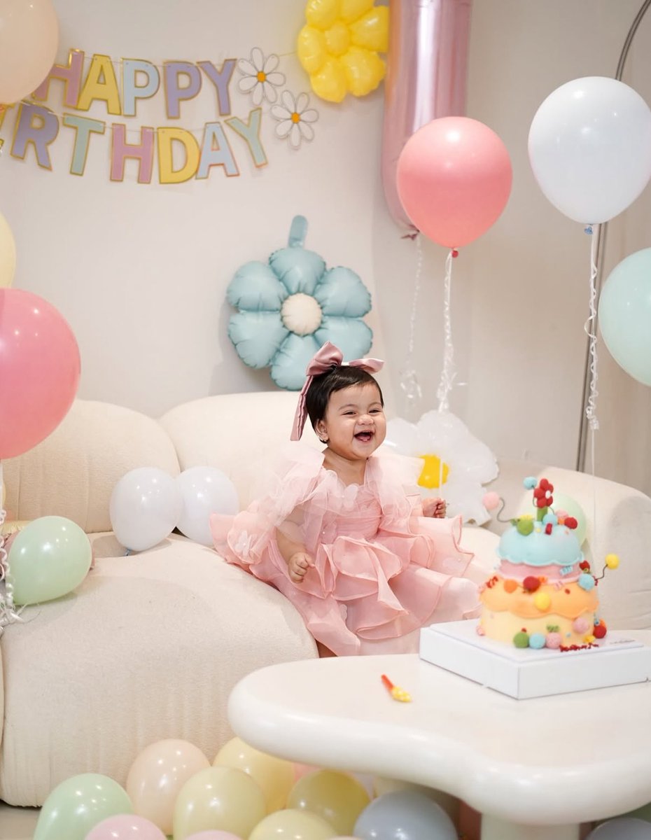 insidefolkative's tweet photo. Potret Aisha rayakan ulang tahun yang pertama. Gemes banget bayikk 🤍🤍 https://t.co/1nskw7ifbI