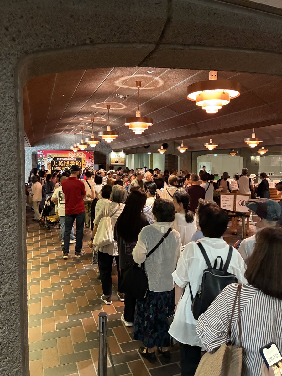 BlueThree11's tweet photo. #東京都美術館 で #百花繚乱 #大英博物館　所要時間100分。平日朝10時過ぎ、超早割組多数なのかまさかの20分待ち。出てくる頃はガラガラ。終戦後没収されたのかと思いきや、明治開国時に収集家が持ち帰った物も多し。木版画が充実し歌舞伎人気も伺えた。襖絵や絵巻物など、時空間の捉え方が面白い。 https://t.co/R0LBWjp38t