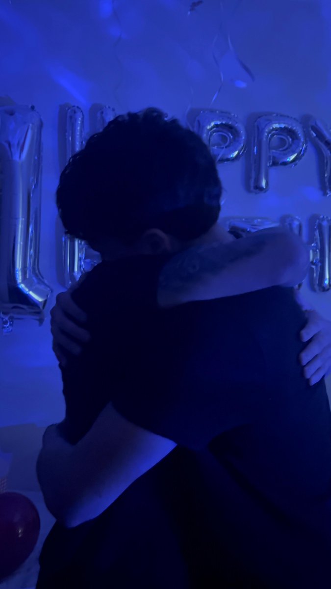 lucasfigini_'s tweet photo. Después de casi 7 años, por fin pude conocerte en persona. Quién diría que alguien a quien conocí en un lobby random de fortnite iba a regalarme algunos de los momentos más felices e inolvidables de mi vida. https://t.co/mk2txeKX6F
