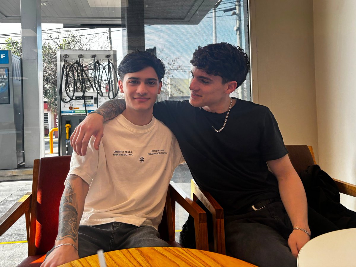 lucasfigini_'s tweet photo. Después de casi 7 años, por fin pude conocerte en persona. Quién diría que alguien a quien conocí en un lobby random de fortnite iba a regalarme algunos de los momentos más felices e inolvidables de mi vida. https://t.co/mk2txeKX6F