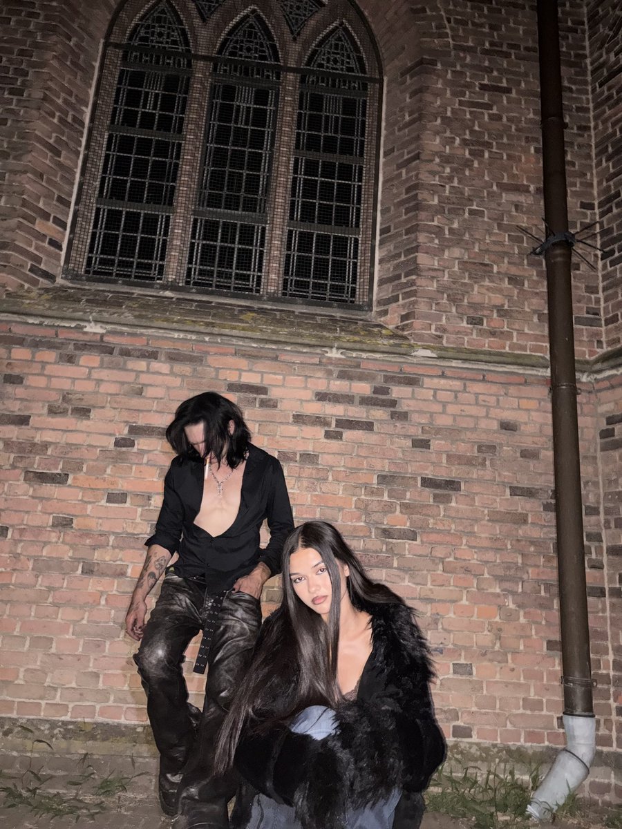 shehaunts4ever's tweet photo. Night time #archivefashion #goth #visualkei #vkei https://t.co/iItFPbTep8