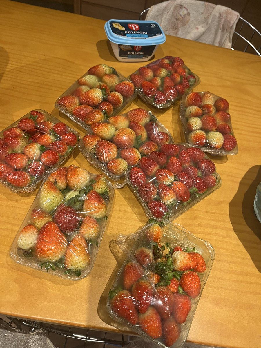 miwaluu's tweet photo. meudeus eu disse pro meu pai trazer uma bandeja de morango, oq q eu vou fazer com tudo isso meudeus https://t.co/4yYFoqBn1K