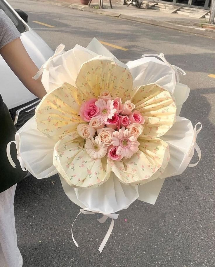 Vibranica's tweet photo. bouquet resembling flower https://t.co/SjbAJuhDXv