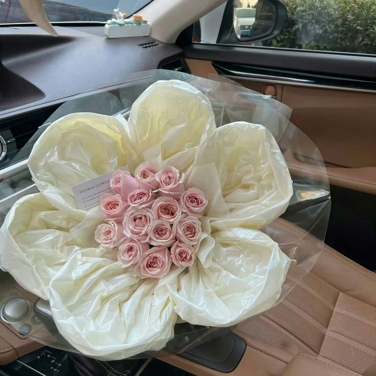 Vibranica's tweet photo. bouquet resembling flower https://t.co/SjbAJuhDXv
