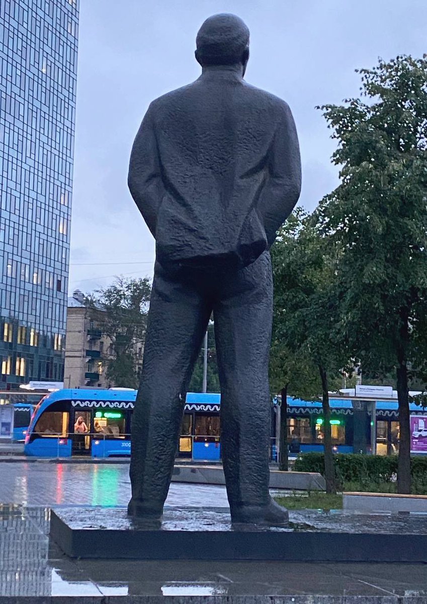 IngaLev's tweet photo. никогда Ильича с тыла не разглядывала. а сегодня как-то так на площади Ильича же к нему удачно подошла и подумала: хм. а обычно он бестелесный, брюки колоннами стоят. а тут живенько так. как у людей😎

скульптор Гедиминас Йокубонис
1967. бронза, гранит

#ингалев #москвасомной https://t.co/JW4SZDyI0u