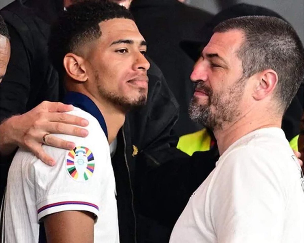 MadridUniversal's tweet photo. 🚨 BREAKING: Jude Bellingham's father Mark Bellingham met with the club at the end of the season to consider Jude leaving Real Madrid.

The reason was due to football disagreements with top executives at the club. Real Madrid however declared Jude non-transferrable.

— @pepealvarezzz