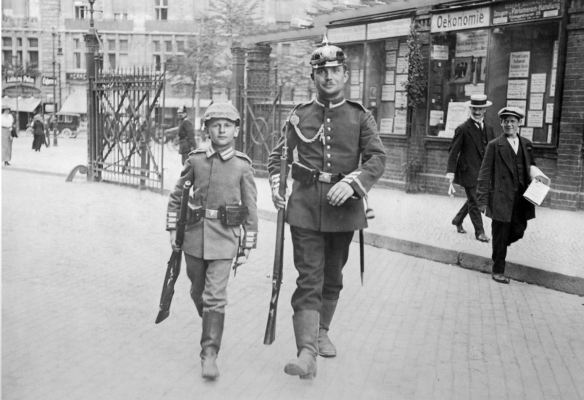EchoesofEmpire_'s tweet photo. A German soldier and his son during the outbreak of WWI, 1914. https://t.co/TUWIqieI6Z