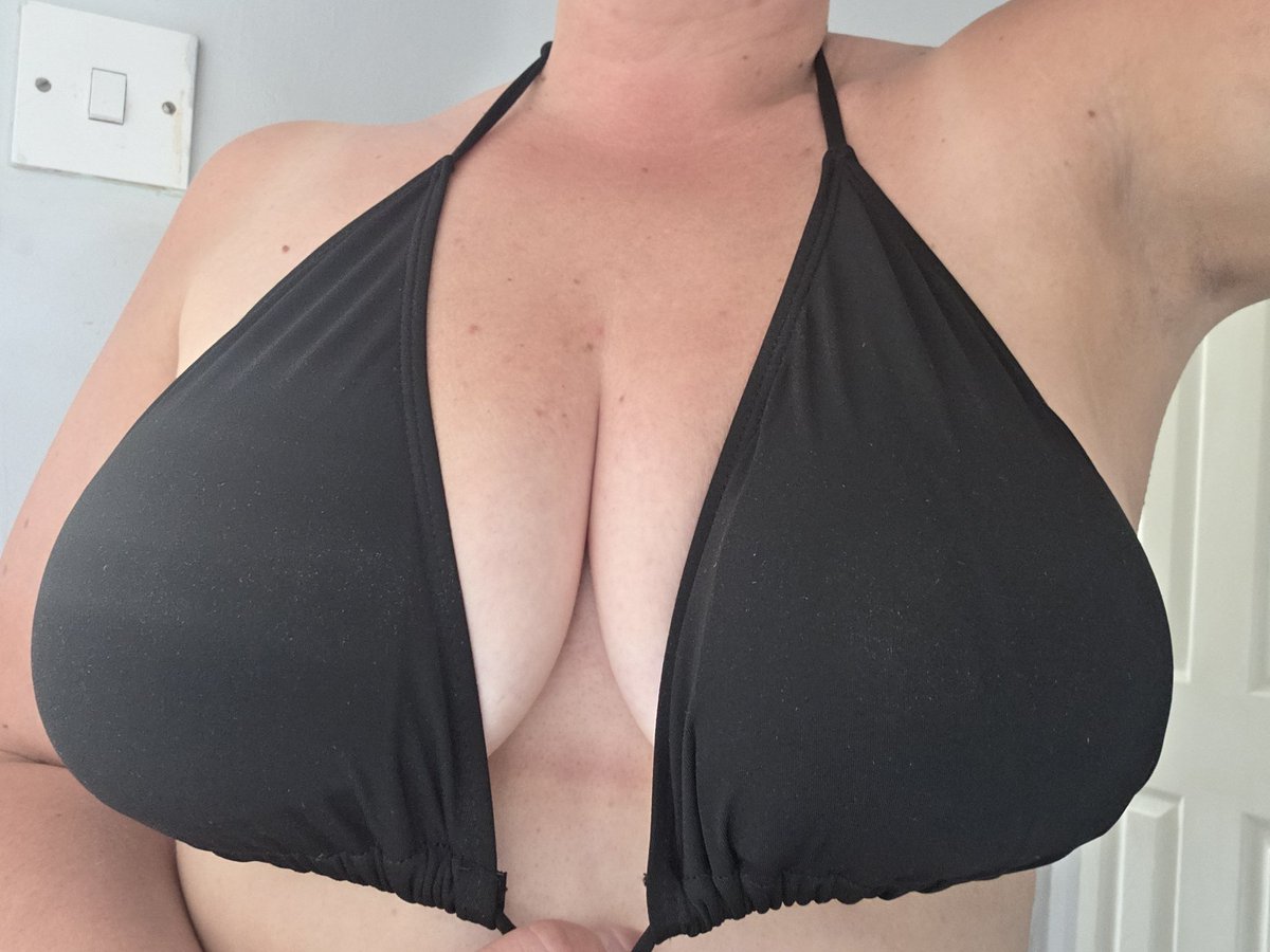 LadyIsabella79's tweet photo. Where you looking? Bo0bi3s or the sweaty armpits? 

Btw im doing bikini clip responses 😉 https://t.co/EpMZ28IYcW