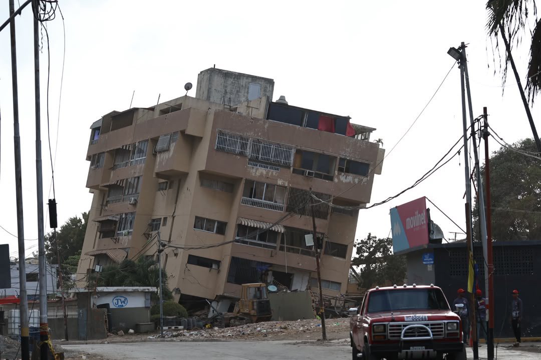 ConVzlaComando's tweet photo. #Ahora | Así se encuentra, en el día 35, la zona cero en Caraballeda, estado Vargas. 

¡Venezuela nos necesita!
Sigamos ayudando a nuestros hermanos, #TodosConVzla 🇻🇪 https://t.co/VDwztbviol