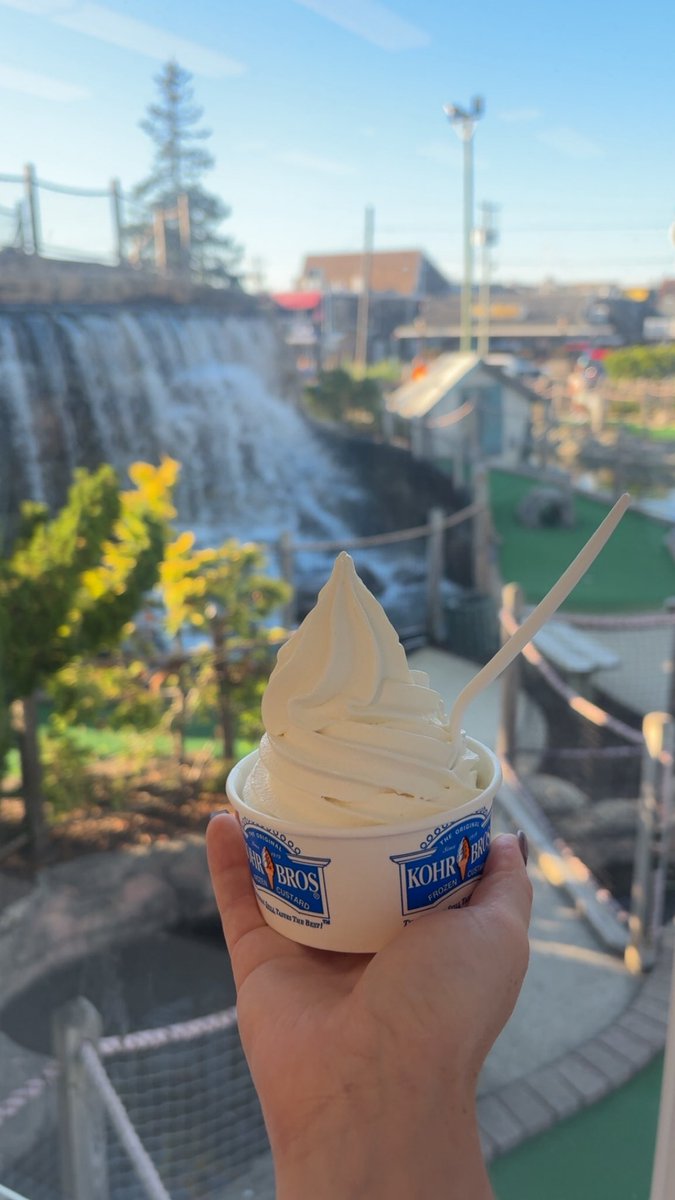 actually_gabby's tweet photo. Soft serve ice cream is the only way to go 🍦✨ https://t.co/Go3qBieGGS