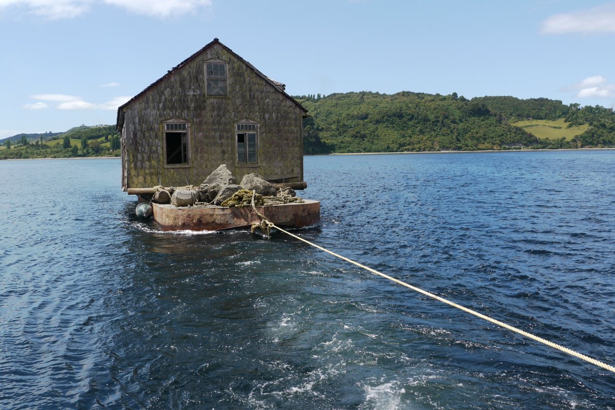 magicafundacion's tweet photo. Antes de formar parte de Weltún, estas casas emprendieron un largo viaje por mar y tierra desde distintos rincones del Archipiélago de Chiloé.

Gracias a ese traslado y a su recuperación, hoy es posible recorrer un lugar que revive las aldeas rurales chilotas de hace un siglo. https://t.co/5SfSOw4XxW
