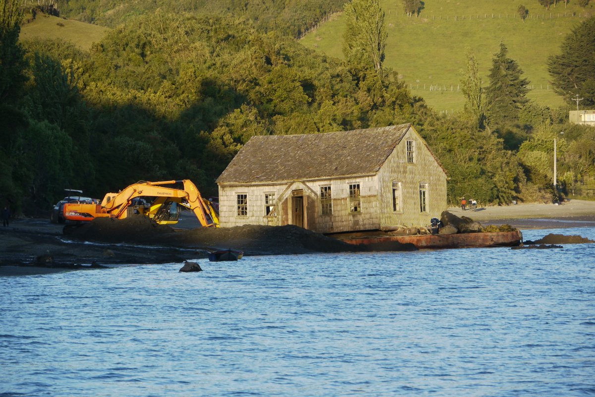 magicafundacion's tweet photo. Antes de formar parte de Weltún, estas casas emprendieron un largo viaje por mar y tierra desde distintos rincones del Archipiélago de Chiloé.

Gracias a ese traslado y a su recuperación, hoy es posible recorrer un lugar que revive las aldeas rurales chilotas de hace un siglo. https://t.co/5SfSOw4XxW