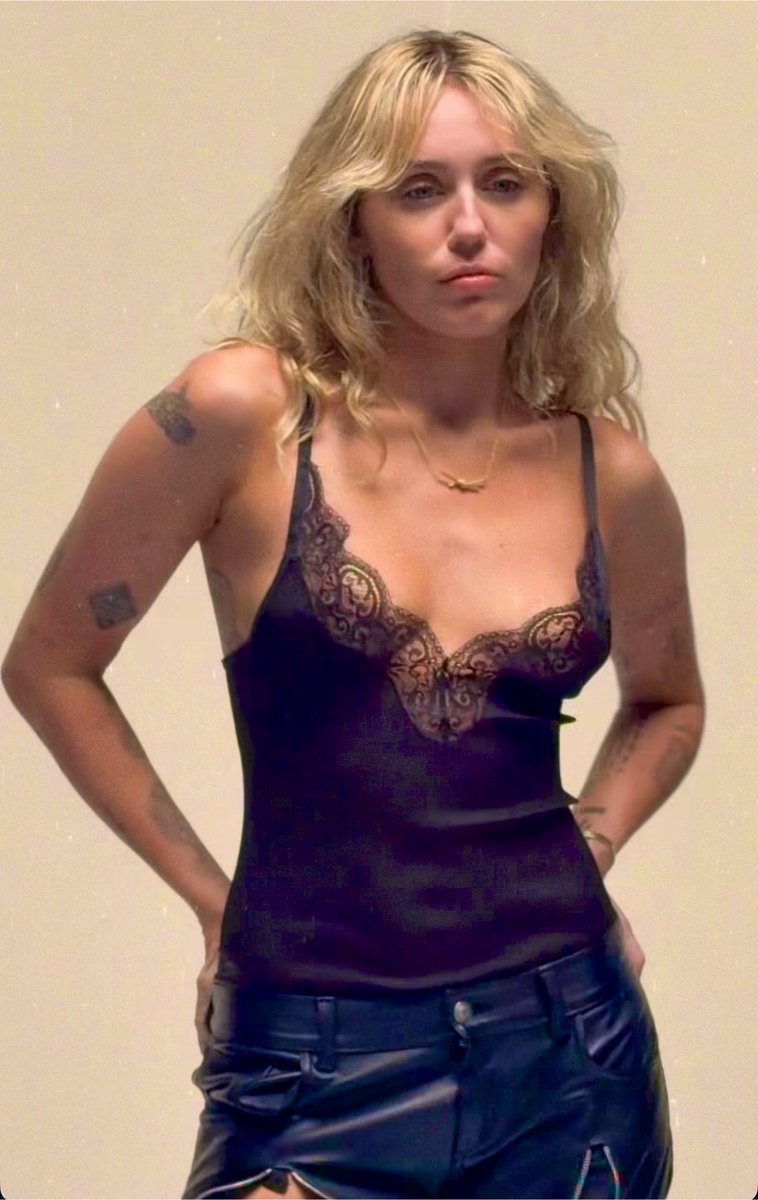 whylucaz's tweet photo. MILEY CYRUS https://t.co/aeANeObpBo