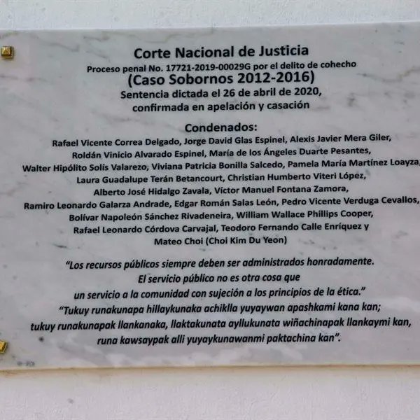 CarlosJeet1's tweet photo. @amontenegrito @MashiRafael Lider tan descomunal que hacia refinerías invidibles, hasta placa tiene en Carondelet. https://t.co/H6N4AExt9O