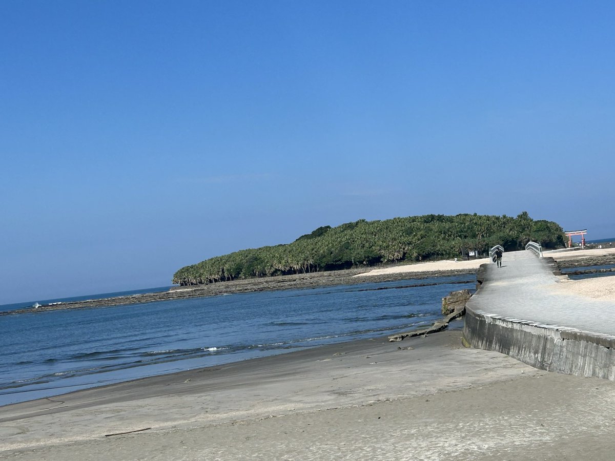 makcizu1's tweet photo. 昨日は40数年ぶりに宮崎の青島に行った(一応仕事で)
時は流れて世界は未だに人々は争い、理解し合えず、理不尽な事に打ちのめされいますが、ここは、風は心地よく、海は青い・・・
#宮崎市青島

#青島 https://t.co/wa4AYCk1ez