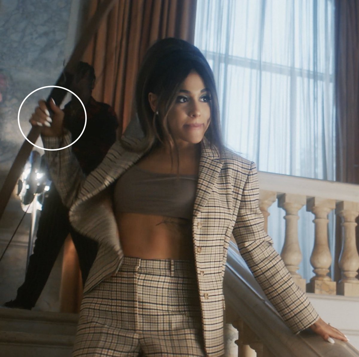 makeuminc's tweet photo. ariana needing a stunt double to jump over stairs https://t.co/gRIOApHpue