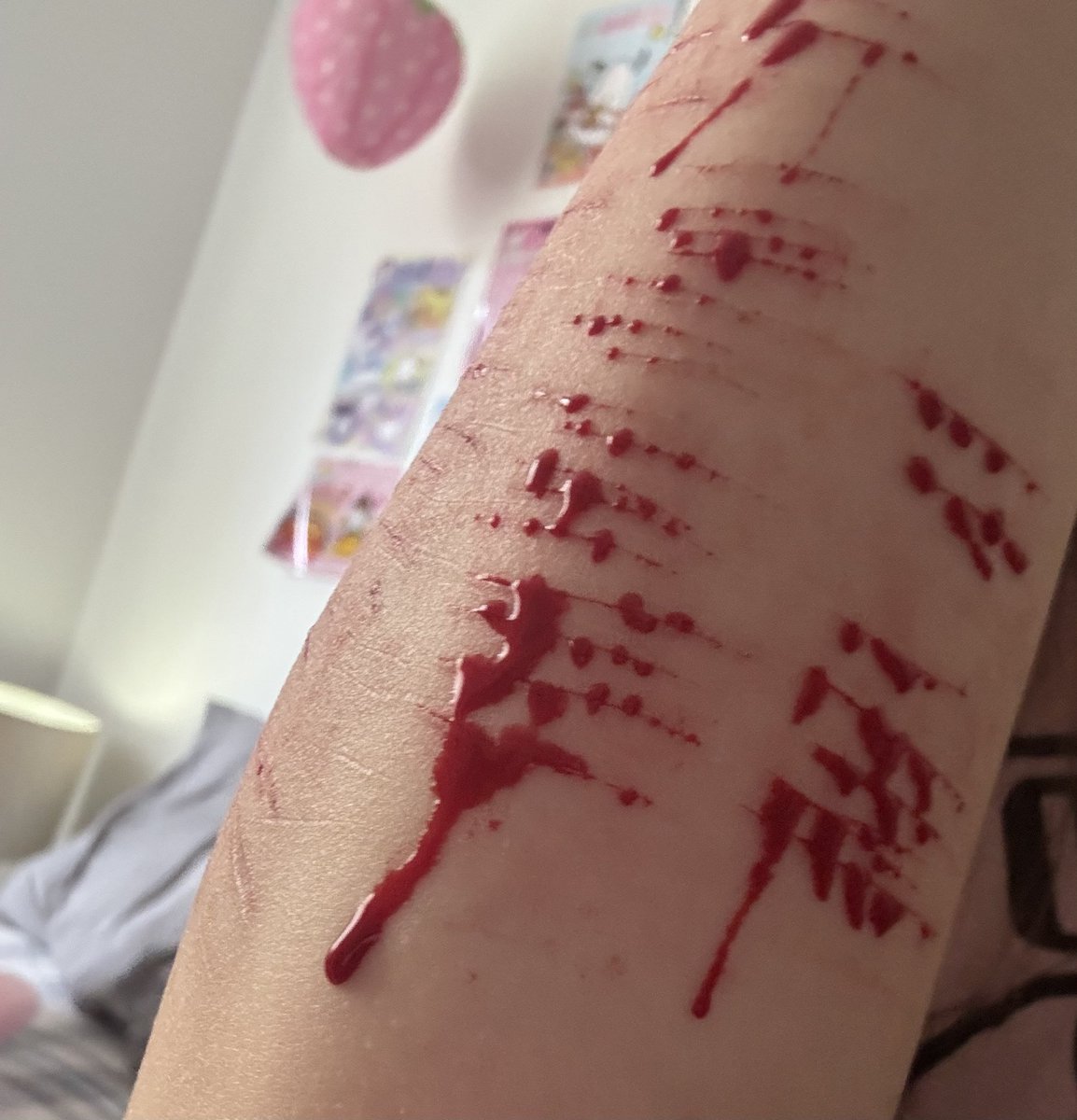 bluddy_bunny's tweet photo. Dramatic cat scratches 😭✌️ FAKE BLOOD FAKE BODY AI MAKEUP SFX 👀👀👀 #shtwt #shedtwt #slittwt #selfharm #sh https://t.co/JRHvsDWABl
