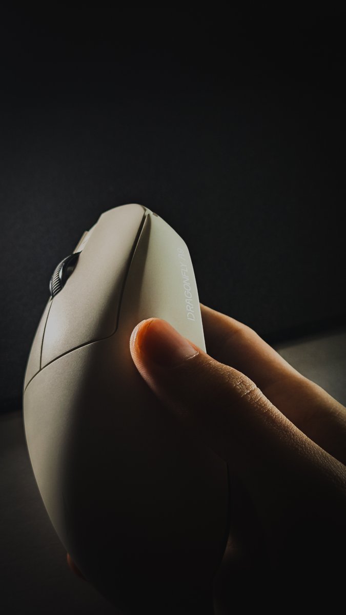 apenasumsetup's tweet photo. ATK Dragonfly A9
White version looks super clean. Lightweight, great shape and comfortable #mouse #desksetup #atk https://t.co/el90LfUuyq