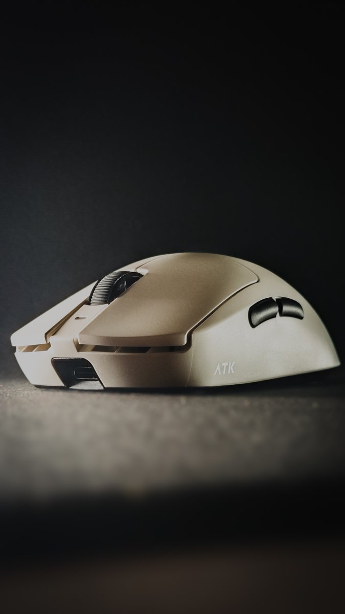 apenasumsetup's tweet photo. ATK Dragonfly A9
White version looks super clean. Lightweight, great shape and comfortable #mouse #desksetup #atk https://t.co/el90LfUuyq