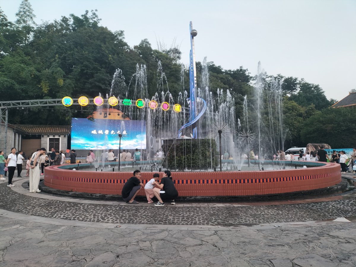 hsoh76's tweet photo. 挖到宝！刚录完的综艺录制现场，新鲜路透速报，嘉宾们玩嗨到不想结束，坐等播出～ https://t.co/CnUW0ATurx