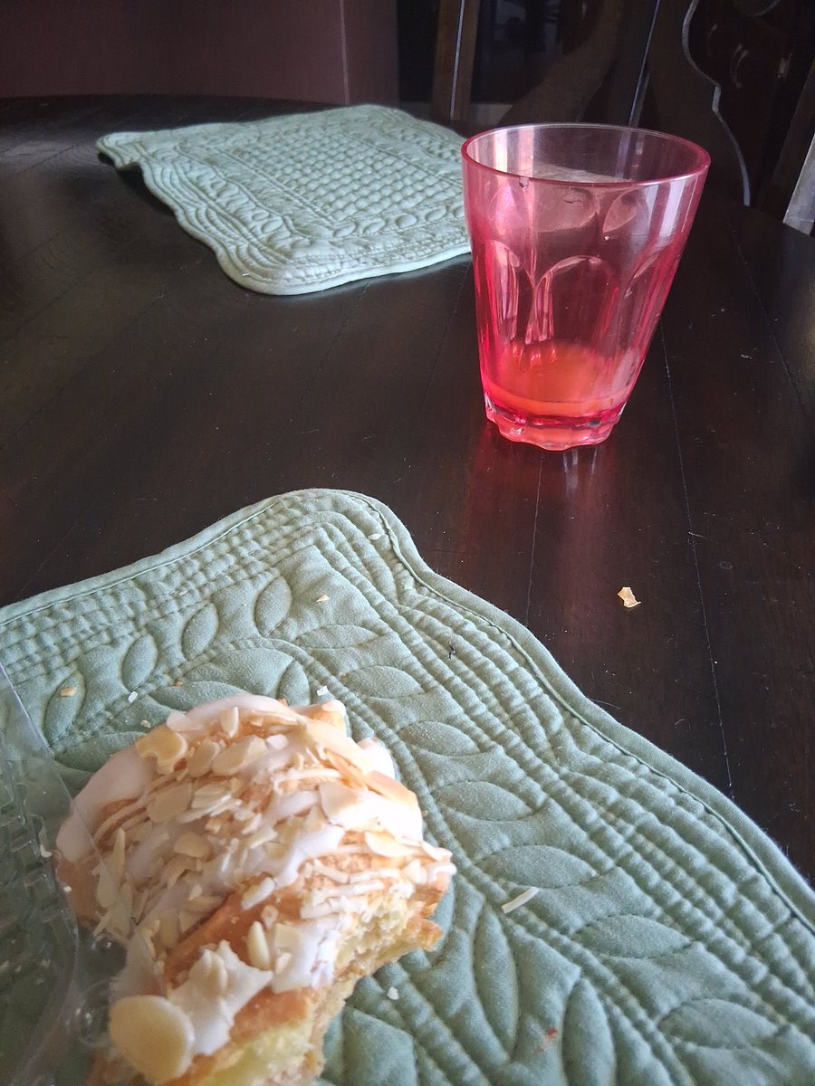 WrongfullyBorn's tweet photo. Eating bread and juice https://t.co/kWYhbmwFVN