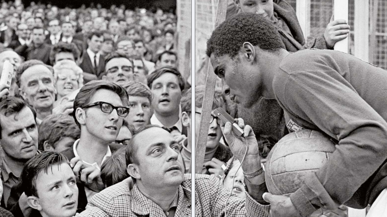 IffhsArg's tweet photo. Back when there was still time for a chat before the game — Portuguese 🇵🇹 legend Eusébio ahead of the 1966 FIFA World Cup quarter-final against Korea DPR https://t.co/J8ocgxGk67
