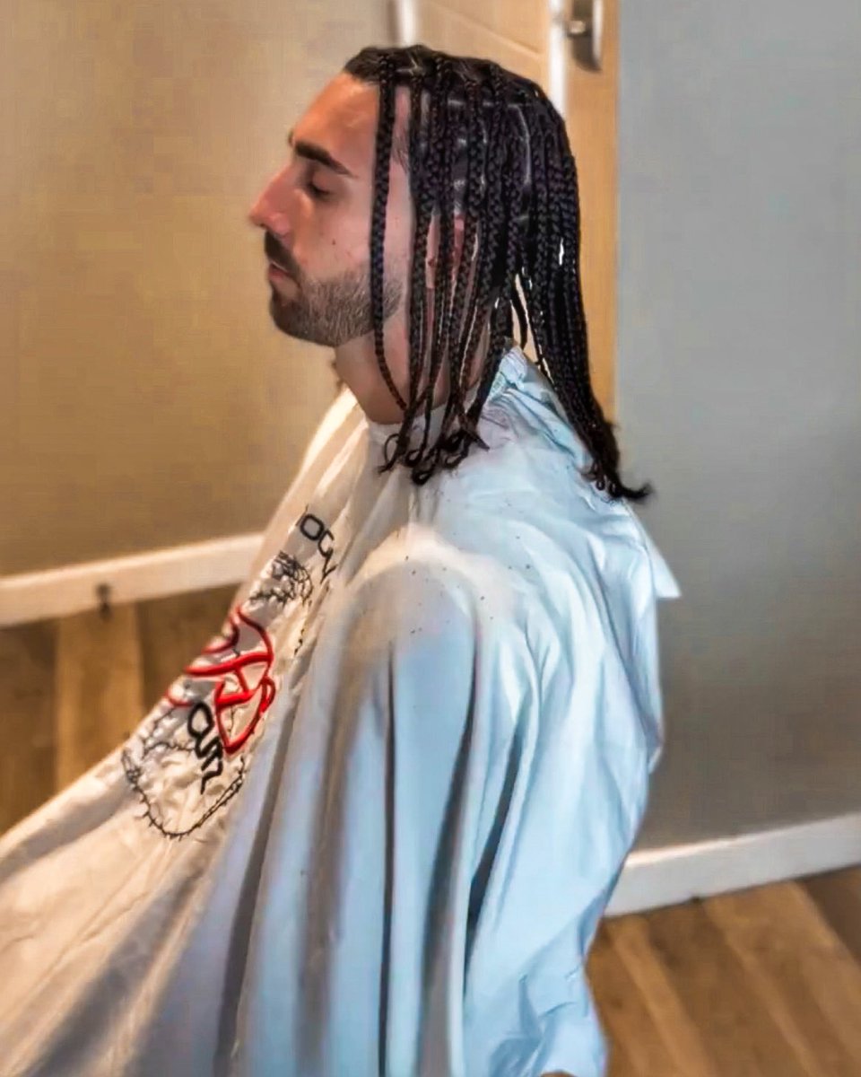 FansTribeHQ's tweet photo. ✂️🇪🇸Marc Cucurella is keeping the changes coming with NO curls and a fresh new permanent tattoo in tribute to Spain boss Luis de la Fuente💈✨
#MarcCucurella #TeamSpain #LaRoja #LuisDeLaFuente https://t.co/7CqxUkuZ7k