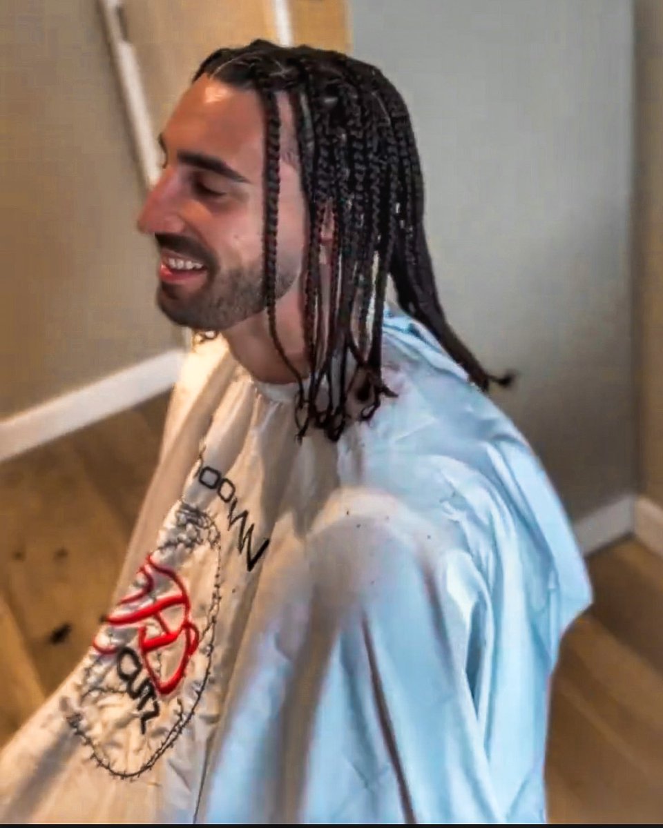 FansTribeHQ's tweet photo. ✂️🇪🇸Marc Cucurella is keeping the changes coming with NO curls and a fresh new permanent tattoo in tribute to Spain boss Luis de la Fuente💈✨
#MarcCucurella #TeamSpain #LaRoja #LuisDeLaFuente https://t.co/7CqxUkuZ7k