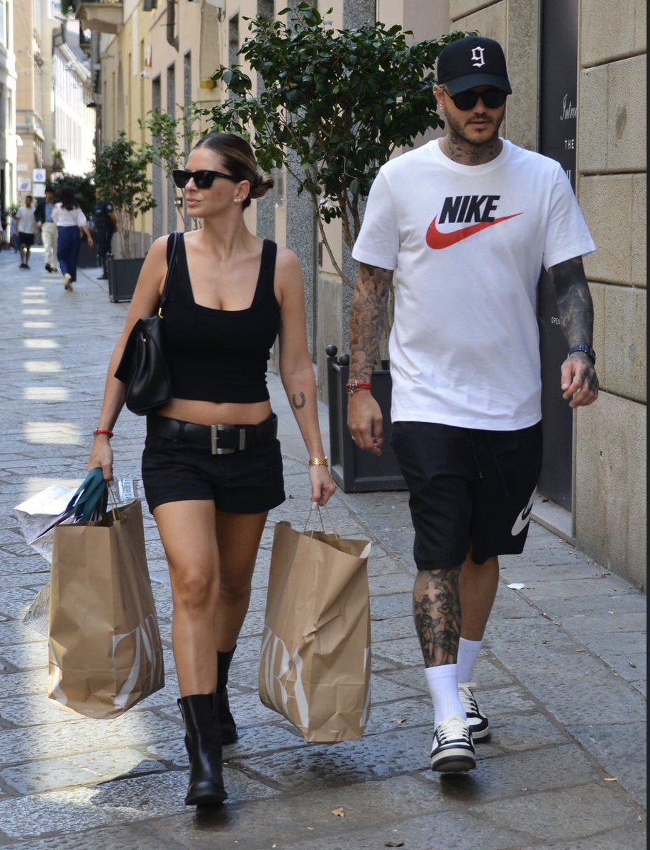 Chinardi_Arg's tweet photo. Mis muchachos 🇮🇹💚🥰

#ChinaSuarez  #MauroIcardi #Chinardi https://t.co/2dDhyQ85MP