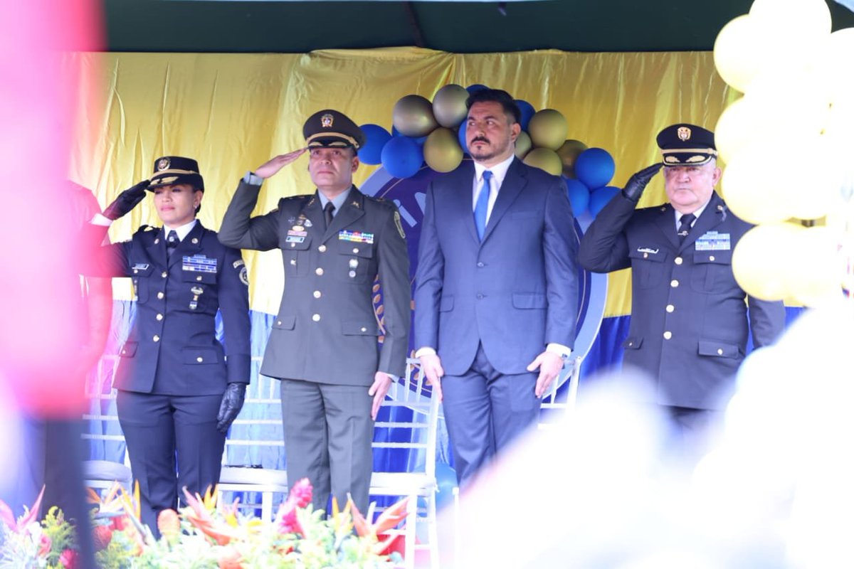 INPEC_Colombia's tweet photo. 🎖️ El uniforme representa una función; las condecoraciones cuentan la historia.

Hoy desde la ciudad de 📍#Medellín en un acto protocolario presidido por el Teniente Coronel José González Director (E.F) de Custodia y Vigilancia. 🧵👇🏻 https://t.co/sG0Eq9yvY2
