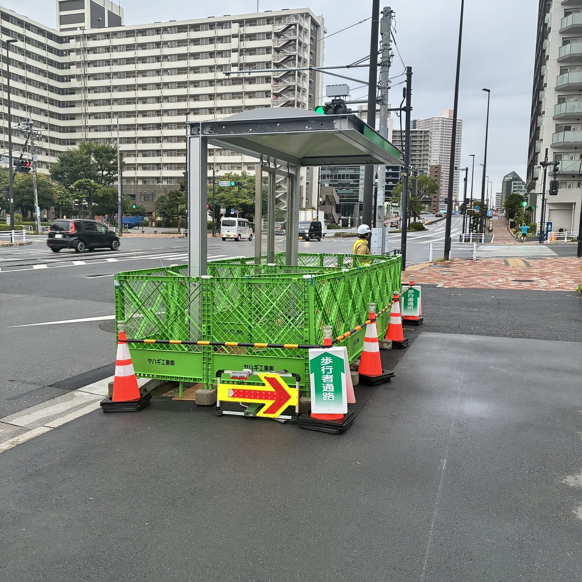 EdagawaWalker's tweet photo. 有楽町線延伸(豊住線開業)に伴う枝川新駅関連工事で、バス停の移設が進んでいます。交通空白地域である為、バスのネットワークが発達しているのですが、今後は地下鉄駅が誕生し、南北移動の利便性が一気に改善されるので、かなり住みやすくなるはずです。それを見越してお店を出す方もいて、地代家賃、マンション価格が安いうちに移り住む方が増えそうですね。