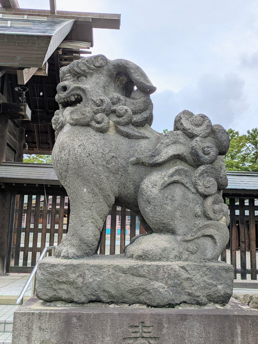 2tmM6XPR2YizI8W's tweet photo. ⁡札幌護國神社⁡
⁡北海道札幌市中央区南１５条
⁡昭和元年⁡
⁡阿吽に案件付き⁡
⁡阿吽両方に案件付きだが⁡
⁡護国型とは思えない独特なデザイン⁡
⁡耳が長く、先が鬣に付いてる⁡
⁡パッと見た時、ピエロかと思った🤡w⁡
⁡鬣、尻尾のくるくるの巻き毛が⁡
⁡豪華で美しい⁡⁡ https://t.co/ZS8NFaeBwX