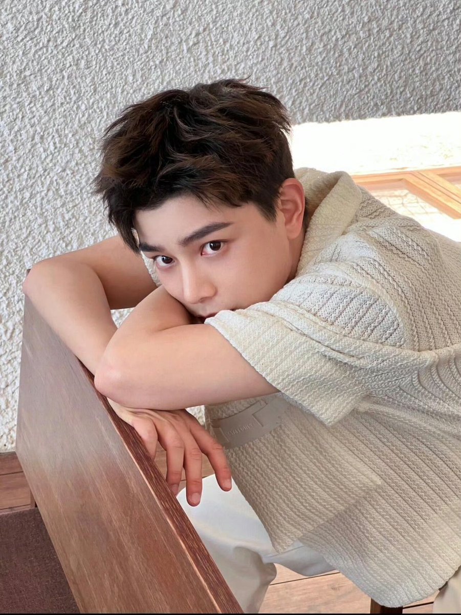 bonbon_fj's tweet photo. 短髪の丁くんも良いよね〜🥰🥰🥰
このアングルでその表情…なんでこんなに好きなんでしょう😭💚
#丁禹兮 #DingYuxi #정우혜 #ติงอวี่ซี https://t.co/sA5FJdmDbB