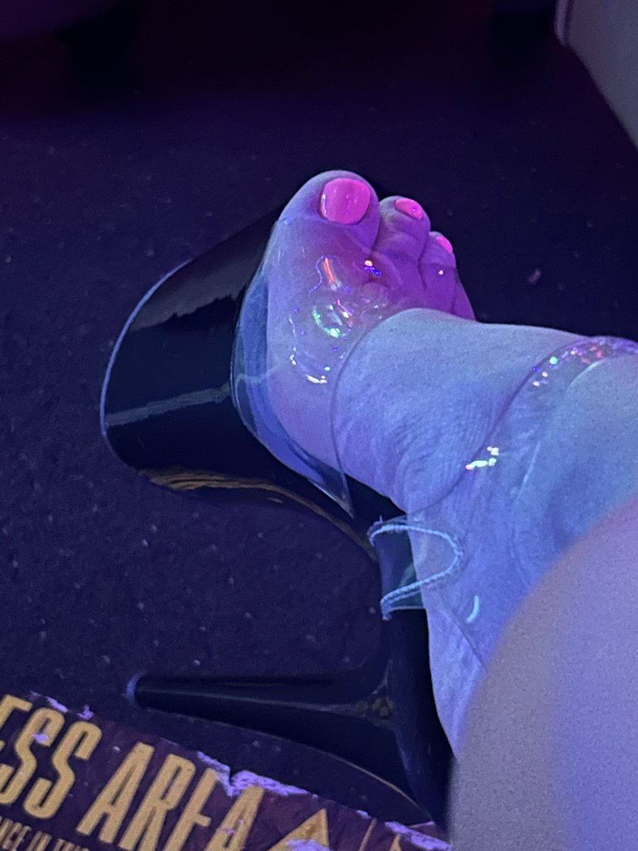 FootsieSenpai's tweet photo. Now get on your knees and worship like a good boy. 🖤
Who wants to lick these heels? … or buy them😈 i’ve put serious miles on these bad boys.💃🏼
#feetfetısh #feetworshi̇p #prettytoes #kissmyfeet #feetpics #findom https://t.co/5BQXN2Md0X