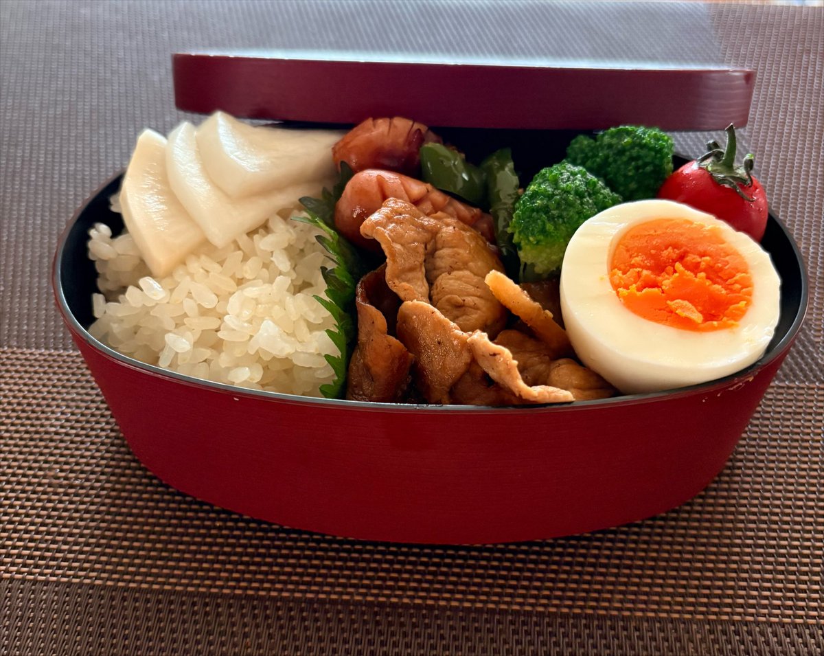 RikoMatyu's tweet photo. 昨日の送別会💦
大皿料理は取り分けて配ったり😊
皆んなでつっついて食べたり✨️
大勢で食べるとお料理も一段と美味しく感じられました😋

美味しい物いっぱい食べたので今日も頑張れる〜✨️
 #お弁当記録  #料理記録  #お弁当  #料理 https://t.co/bY5ptymXmL