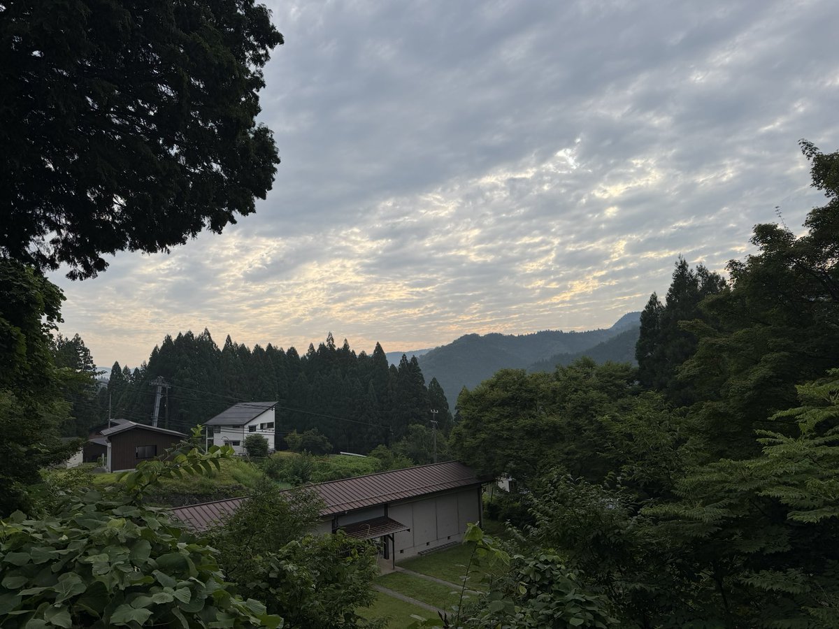 ohnarusanso's tweet photo. おはようございます。今朝は雲が多めのしっとり空気。心なしか涼しい気がします笑
今日は合宿合間のお休み。また週末からは怒涛の合宿期間の始まりなので備えます！さぁそんな週末には毎年恒例のふるさと小代夏まつり！今年も小代の夏が暑く熱く盛り上がりますのでご家族、友達誘って遊びに来てね😁 https://t.co/So71KM9dpL