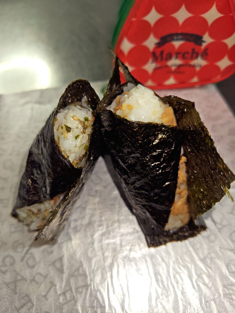 keic24's tweet photo. 息子のお弁当生活

夏休み塾通いのおむすび🍙！
鮭ネギ🍙とイカ昆布🍙！

今日も元気に行ってらっしゃーい！！

#お弁当  #お弁当記録  #高校生弁当 https://t.co/ZxTLT2hDaa