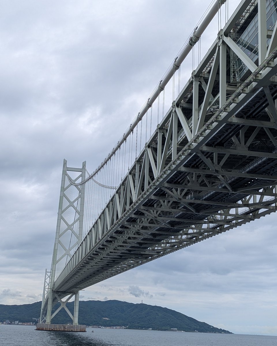 museum_mania7's tweet photo. 🌉世界最大級のつり橋の中を歩く。
明石海峡大橋の「舞子海上プロムナード」では、高さ約47mから海を見下ろすスリルを体験できます😱
ガラス床や橋の構造も楽しめる、迫力満点のスポット✨
最後は熱々の明石焼き🐙
丸ごと食べて口の中を火傷しました😂
#舞子海上プロムナード
#明石海峡大橋 https://t.co/hR1QY3DotE