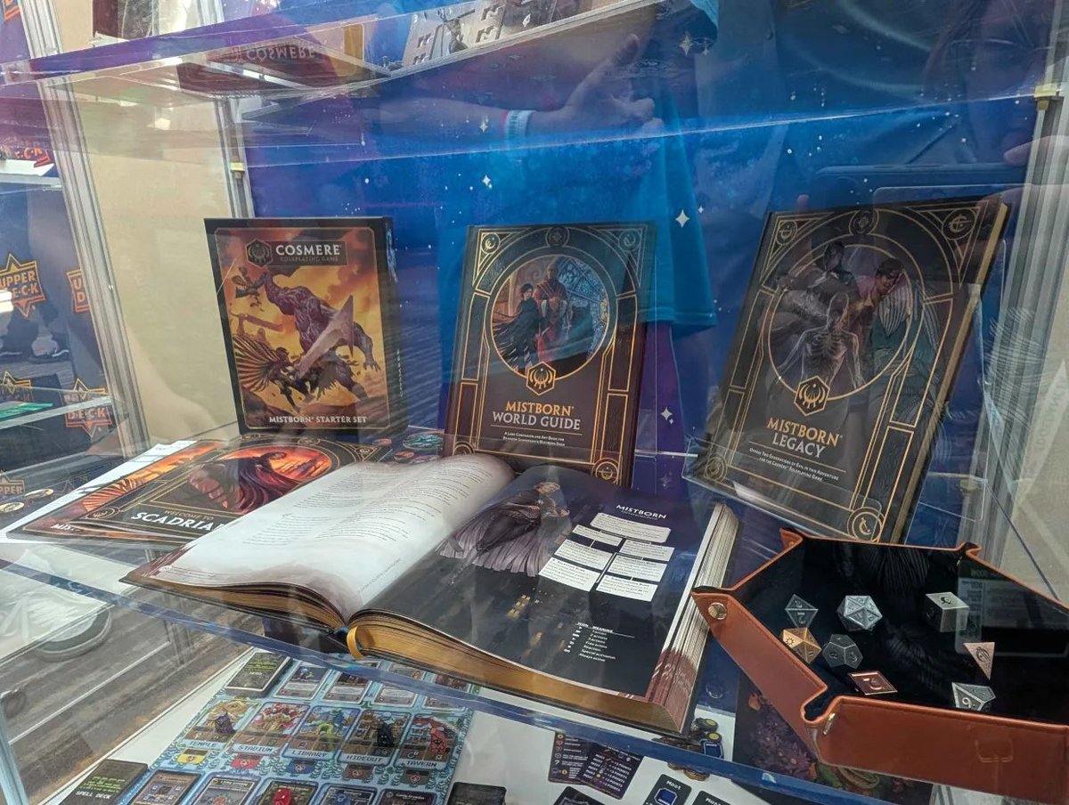 Cosmere16Pod's tweet photo. Primeras imágenes de War for Roshar con sus minis, los mapas, las cartas y los personajes. También de los libros de Mistborn del Cosmere RPG en la GEN CON (cortesía de Cassie) https://t.co/ICFnILL0k3