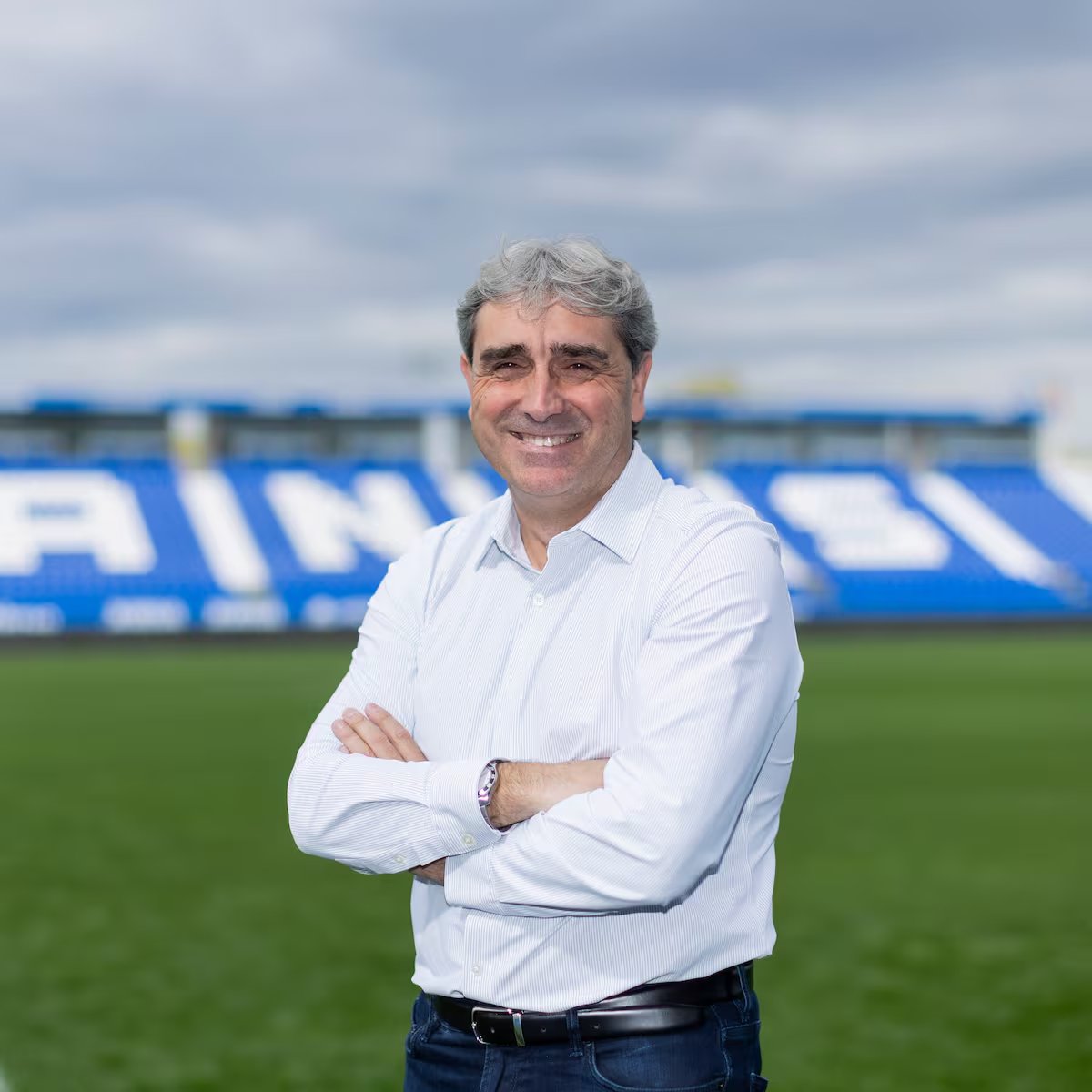 _BeFootball's tweet photo. 🎙️ Txema Indias 🇪🇸 (ex-DS de Leganés) sur Yan Diomande 🇨🇮 :

« Ce garçon a vécu des épreuves tragiques. Il a signé chez nous en octobre, mais n'a pu jouer qu'en mars à cause de son visa. 😬

IL A MANGÉ ET DORMI AU CENTRE D'ENTRAÎNEMENT. Il vivait à 100% pour le football. 

Aujourd'hui, beaucoup voudraient s'attribuer le succès de Yan, mais LE MÉRITE LUI REVIENT AVANT TOUT vu tout ce qu'il a traversé. Il a mérité tout ce qui lui arrive. »

(@diarioas)