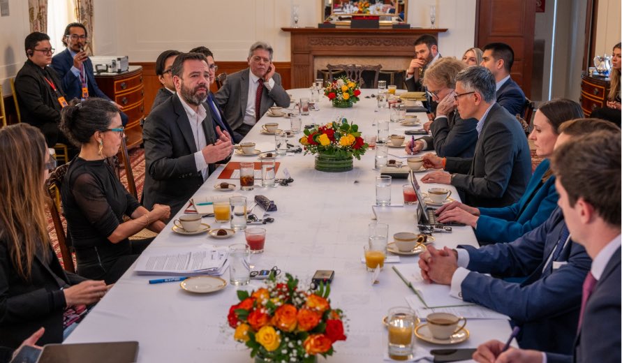 USEmbassyBogota's tweet photo. Trabajamos mano a mano con las ciudades de Colombia 🤝. Dialogamos sobre nuestras prioridades compartidas en proyectos clave para el futuro de @Bogota durante un café ☕ con el alcalde @CarlosFGalan. 🇺🇸🏙️🇨🇴 https://t.co/WxGh77gLPv