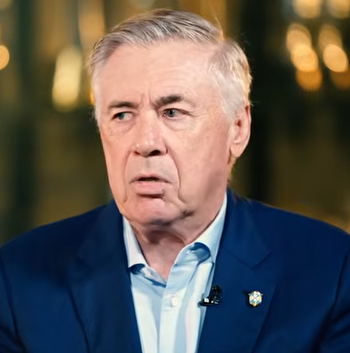 liberta___depre's tweet photo. Carlo Ancelotti, em entrevista à ESPN Brasil: 'Perdemos a Copa na pausa de hidratação contra a Noruega'

“Em geral, eu acho que o trabalho feito em um ano foi um trabalho bem feito. A nível logístico, a Seleção estava muito bem organizada com o hotel, com o gramado, com o campo de treinamento. Eu creio que a avaliação dos jogadores durante o ano foi positiva. Acho também que os 26 (convocados) eram os mais adequados para estarem ali.

Mas eu acho que perdemos a Copa do Mundo na pausa da hidratação contra a Noruega. Por quê? Porque, até ali, a equipe tinha o controle. Também é verdade que a Noruega tinha a posse, teve muita posse em seu próprio campo... A Noruega fez o mesmo jogo contra a Inglaterra. Teve o controle do jogo, mas, ao final, podia ganhar contra a Inglaterra.

Aí é que pode ter sido o meu erro pensar que a equipe perdeu o controle do jogo quando não estava perdendo o controle. Eu mudei um pouco a equipe, e aí tivemos o problema com o gol do Erling Haaland. E depois, numa Copa do Mundo, quando fazem um gol em você no minuto 30, é muito complicado recuperar. E tivemos a oportunidade de recuperar."

Via: @ESPNBrasil / @pedroivoalmeida 

📷ESPN /📷Getty Images