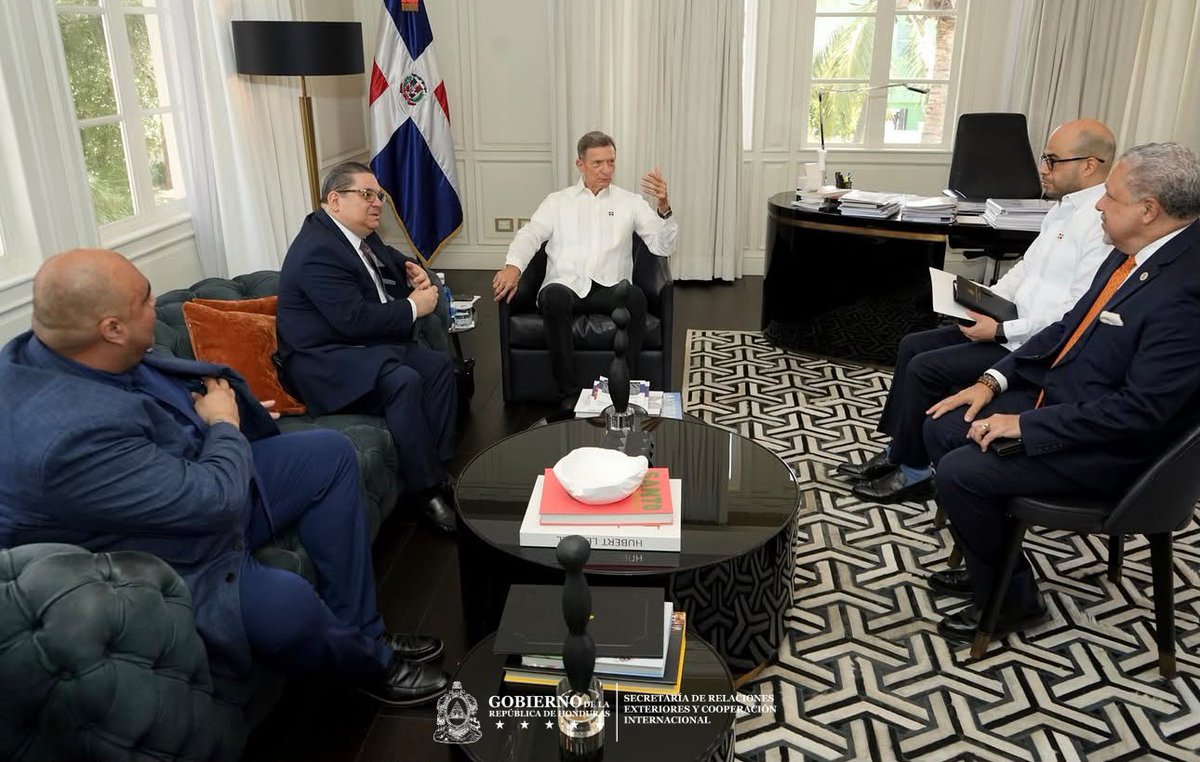 CancilleriaHN's tweet photo. 🇭🇳 🇩🇴 𝗘𝗺𝗯𝗮𝗷𝗮𝗱𝗼𝗿 𝗣𝘂𝗺𝗽𝗼 𝗽𝗿𝗲𝘀𝗲𝗻𝘁𝗮 𝗖𝗼𝗽𝗶𝗮𝘀 𝗱𝗲 𝗘𝘀𝘁𝗶𝗹𝗼 𝗮𝗻𝘁𝗲 𝗲𝗹 𝗖𝗮𝗻𝗰𝗶𝗹𝗹𝗲𝗿 𝗱𝗼𝗺𝗶𝗻𝗶𝗰𝗮𝗻𝗼

El Ministro de Relaciones Exteriores de la República Dominicana, 𝗥𝗼𝗯𝗲𝗿𝘁𝗼 Á𝗹𝘃𝗮𝗿𝗲𝘇, 𝗿𝗲𝗰𝗶𝗯𝗶ó 𝗹𝗮𝘀 𝗖𝗼𝗽𝗶𝗮𝘀 𝗱𝗲 𝗘𝘀𝘁𝗶𝗹𝗼 𝗱𝗲𝗹 𝗘𝗺𝗯𝗮𝗷𝗮𝗱𝗼𝗿 𝗱𝗲𝘀𝗶𝗴𝗻𝗮𝗱𝗼 𝗱𝗲 𝗹𝗮 𝗥𝗲𝗽ú𝗯𝗹𝗶𝗰𝗮 𝗱𝗲 𝗛𝗼𝗻𝗱𝘂𝗿𝗮𝘀, 𝗘𝗿𝗻𝗲𝘀𝘁𝗼 𝗔𝗹𝗳𝗼𝗻𝘀𝗼 𝗣𝘂𝗺𝗽𝗼 𝗔𝗴𝘂𝗶𝗹𝗮𝗿, quien representará a su país ante el Gobierno de ese país. 

Con la entrega de las Copias de Estilo, el Embajador Pumpo, queda a la espera de presentar sus Cartas Credenciales al Presidente de la República Dominicana, Luis Abinader, acto mediante el cual quedará formalmente acreditado como Embajador Extraordinario y Plenipotenciario de la República de Honduras ante el Gobierno de la República Dominicana.