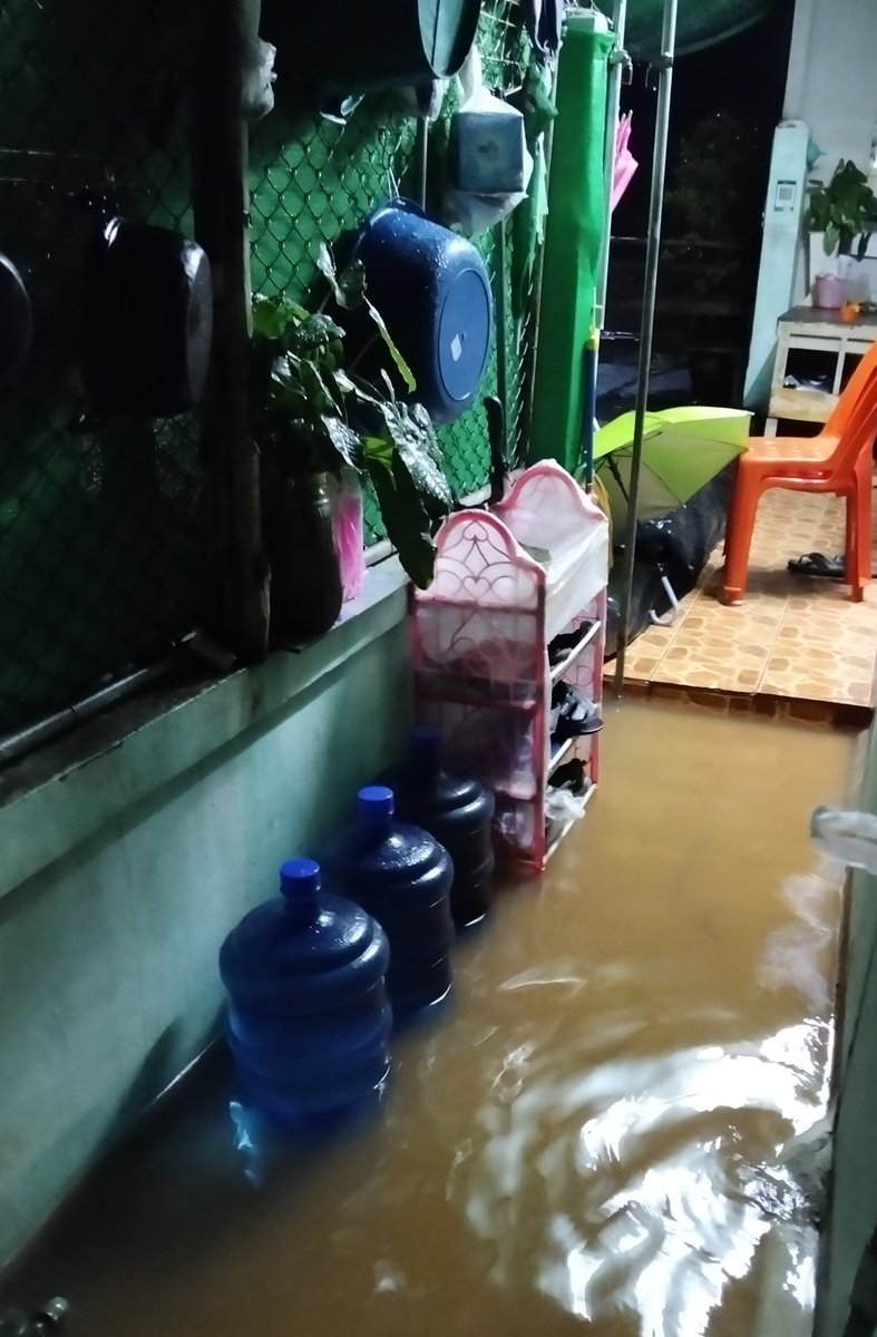 NongIce333's tweet photo. วันพฤหัสบดีที่ 30 กรกฎาคม พ.ศ. 2569 😓
แจ้งให้ทราบทุกคน
ช่วงเวลาตอน 4:00 น ตอนกลางคืน ตื่นมาฝนตกหนักน้ำท่วม ไหลเข้า บ้านหลังที่ 2 ไหลเข้า หน้าบ้านและห้องครัวจนเกือบเข้ามาในบ้าน แต่ตอนนี้ทุกอย่างโอเคแล้ว😥

บ้านหลังแรกปลอดภัยดี บ้านหลังที่ 2 เป็นของคุณยายและคุณตา https://t.co/w0WAPOMRjw