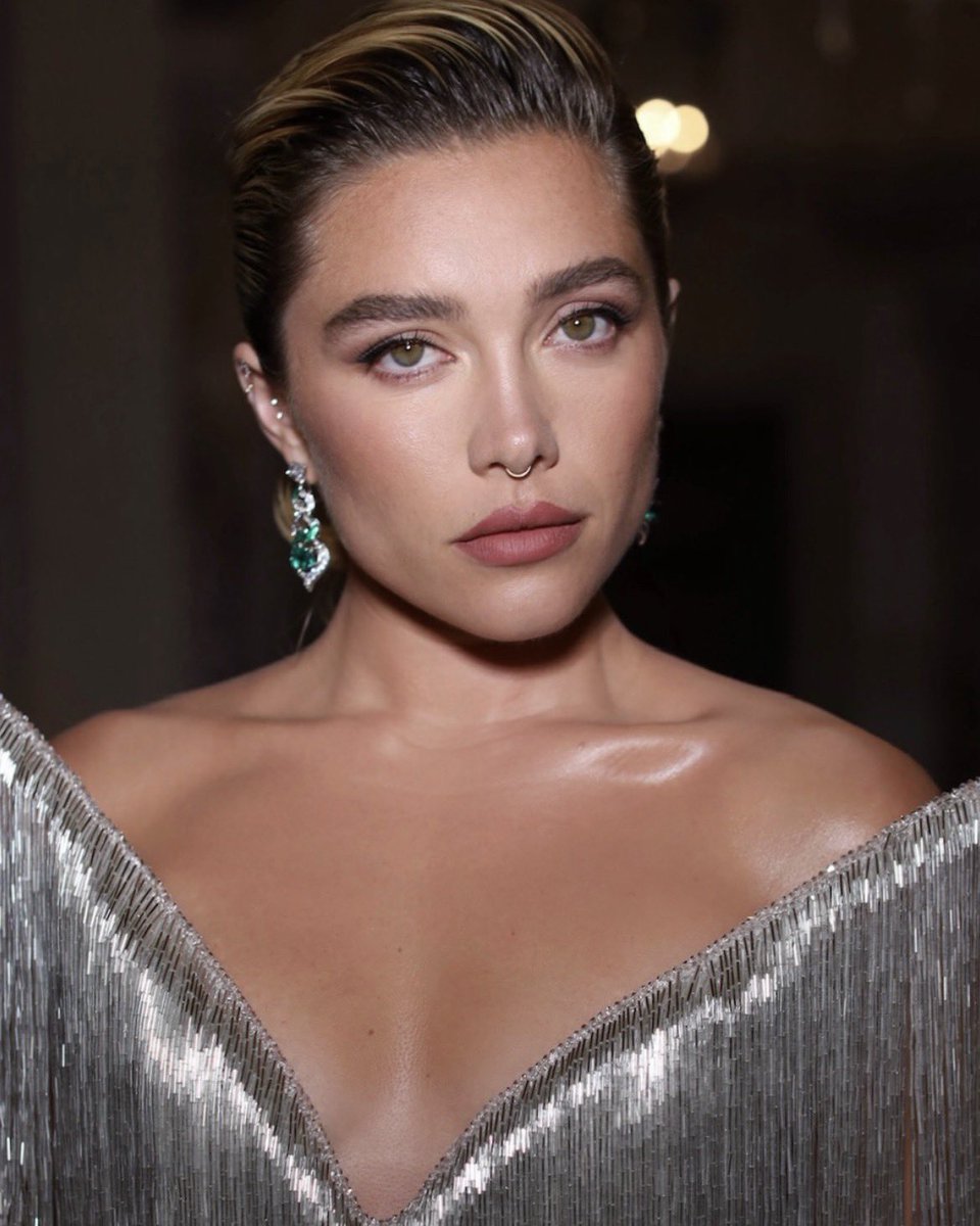 bestofpugh's tweet photo. florence pugh… oh my god https://t.co/8uUSababi8