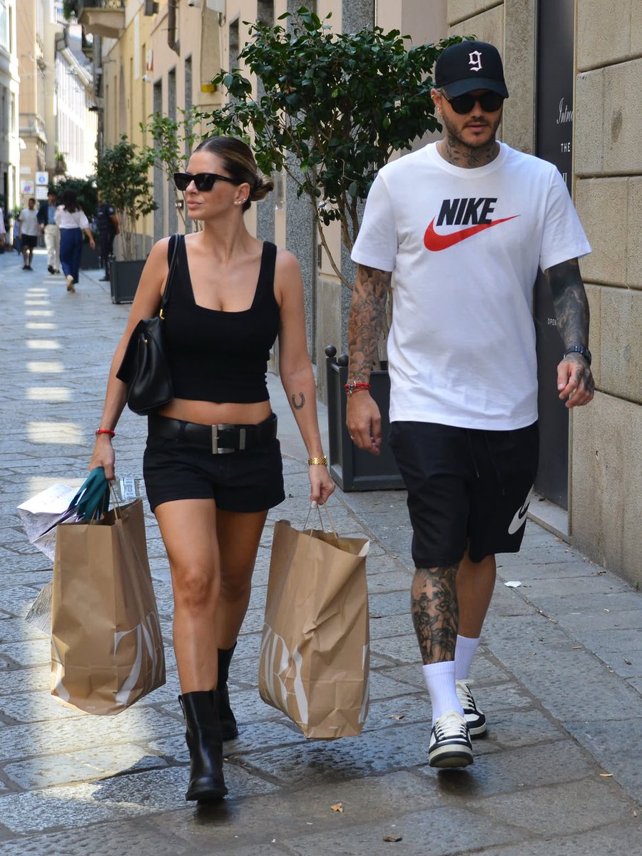 NaiVecchio's tweet photo. Mauro Icardi y Eugenia Suárez en Milán. Tras acudir a una audiencia judicial por su divorcio con #Wanda Nara en los Tribunales de Italia, #Icardi y #LaChina fueron de compras por el distrito de la moda de Milán. Se llevaron prendas de Zara antes de regresar al Four Seasons Hotel. https://t.co/bhUl0gJuw8