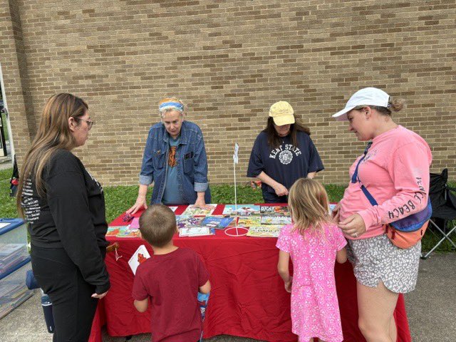 KentSchools's tweet photo. 📚 Thank you to everyone who joined us for Rough Riders Read at Holden! It was a great evening celebrating reading and community. Special thanks to our amazing volunteers for making our summer events a success! ❤️

#RoughRidersRead #KentRiderPride https://t.co/RP914XVolx