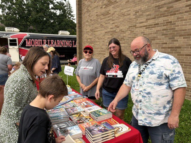 KentSchools's tweet photo. 📚 Thank you to everyone who joined us for Rough Riders Read at Holden! It was a great evening celebrating reading and community. Special thanks to our amazing volunteers for making our summer events a success! ❤️

#RoughRidersRead #KentRiderPride https://t.co/RP914XVolx